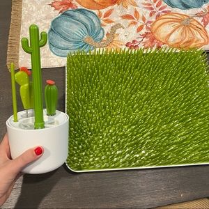 Bottle brush set and drying rack lawn